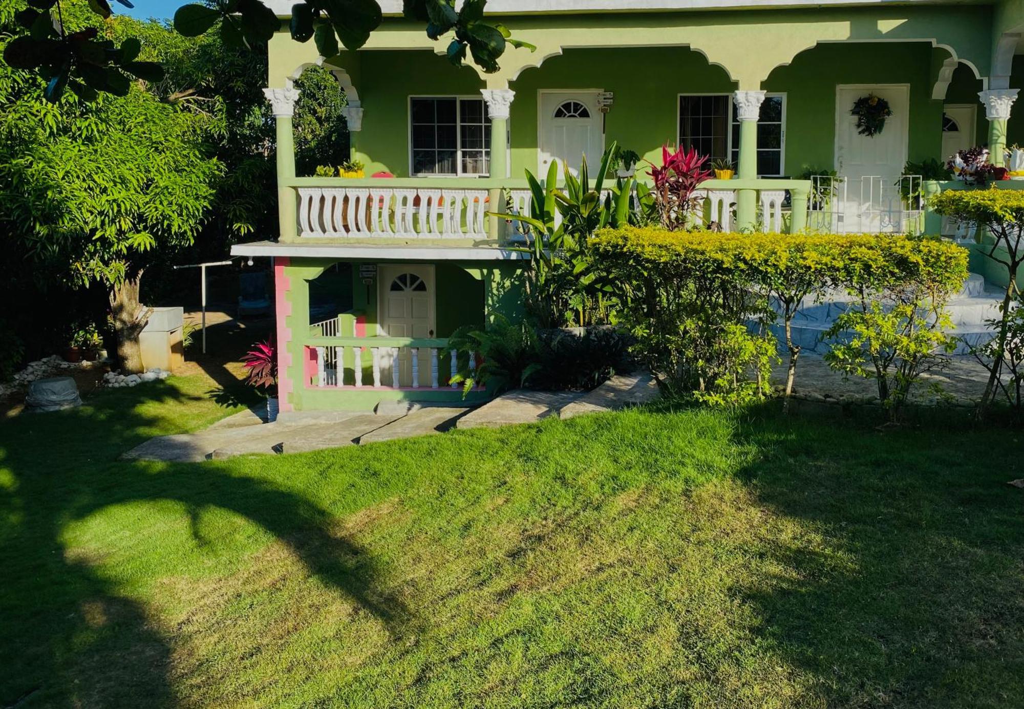 Cindy'S Garden Stay Очо-Ріос Екстер'єр фото